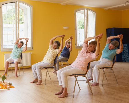 Cours de Yoga sur chaise avec Johanne